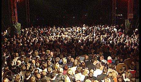 5000 stykker ropte "aå-åå-å-å-living daylight" før konserten startet. Foto: Øyvind Haram, nrk.no/musikk.