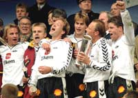Gøran Sørloth i sine glansdager i Rosenborg. Her sammen med Rune Tangen, Trond Henriksen, Øyvind Husby og Stig Inge Bjørnebye etter cupfinaletriumfen i 1992. 