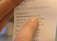 Står hele kortnummeret på kvitteringen, bør du være forsiktig med hvor du kaster den. Viser den bare de siste sifrene, som her, er du trygg. Står hele kortnummeret på kvitteringen, bør du være forsiktig med hvor du kaster den. Viser den bare de siste sifrene, som her, er du trygg.