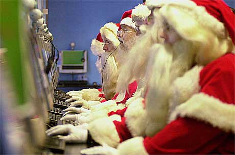 Ingen vits i å spørre julenissen om cd-singler lenger. Foto: Toby Melville, AP.