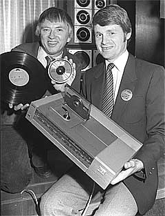 OSLO 1983: Til høyre Svein Hilmarsen i Philips med den nye compact disc-spilleren, og Mikkel Aas fra Polygram med ny og "gammel" plate, vinyl og cd. 20 år senere er et nytt format i ferd med å ta over. Foto: Scanpix.