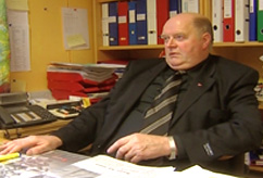 Ordfører Edmund Dahle i Sømna kommune angrer på at han lot seg lokke til å delta i pyramidespillet, slik omlag 150 sambygdinger har gjort. Foto: FBI Ordfører Edmund Dahle i Sømna kommune angrer på at han lot seg lokke til å delta i pyramidespillet, slik omlag 150 sambygdinger har gjort. Foto: FBI