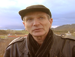 Journalist Victor Stein i Brønnøysunds Avis sier at folk i kommunen har latt seg lokke til å tjene raske penger. Foto: FBI Journalist Victor Stein i Brønnøysunds Avis sier at folk i kommunen har latt seg lokke til å tjene raske penger. Foto: FBI