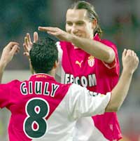 Firemåls-scorer Dado Prso gratuleres av lagkaptein Giuly. (Foto: REUTERS/Pascal Deschamps) Firemåls-scorer Dado Prso gratuleres av lagkaptein Giuly. (Foto: REUTERS/Pascal Deschamps)