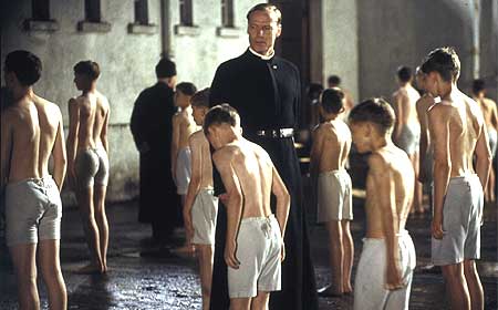 Vold og mishandling i Guds navn i filmen "Guttene fra St. Judes". (Foto: Nordisk Film)