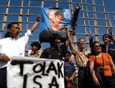 Demonstranter i Indonesia krever Suu Kyi løslatt. (Foto: A.Ibrahim, AP)