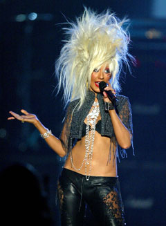 Kveldens andre store oppmerksomhet, vertinne Christina Aguilera. Foto: Reuters/Jeff J Mitchell 