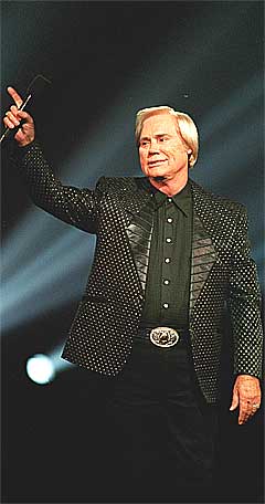 George Jones på scenen i 1999 etter en voldsom bilulykke som holdt på å koste ham livet. Foto: Mark Humphrey, AP.