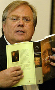 Hamsun-biograf Ingar Sletten Kolloen med selve Hamsun-biografien. Foto: Scanpix