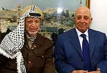 Den palestinske president Yasir Arafat og statsminister Ahmed Qurie. Foto: Hussein Hussein, Reuters
