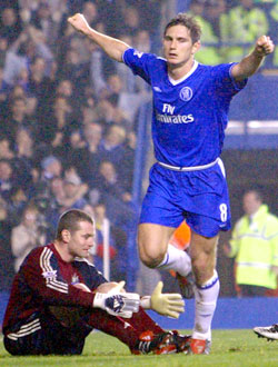 Her er kampen avgjort: Lampard har scoret på straffe etter at O`Brien er utivst. (Foto: REUTERS/Toby Melville) 