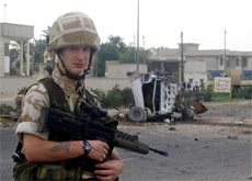 En britisk soldat vokter åstedet for eksplosjonen i Basra. (Foto: AFP/Scanpix)