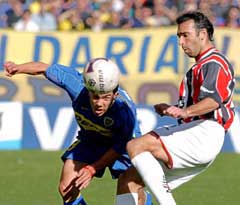 Carlos Tevez (t.v.) ofrer alt på banen og er skadeutsatt, . Her bruker han hodet i duell med Juan Azconzabals fot. (Foto: AP/Scanpix) Carlos Tevez (t.v.) ofrer alt på banen og er skadeutsatt, . Her bruker han hodet i duell med Juan Azconzabals fot. (Foto: AP/Scanpix)