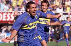 Carlos Tevez jubler etter scoring. Carlos Tevez jubler etter scoring.