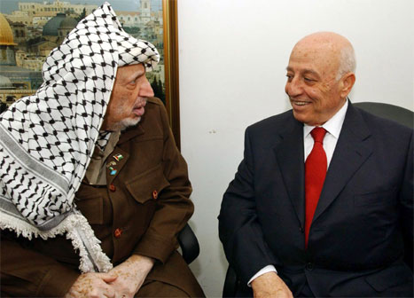 Yasir Arafat og Ahmed Qurei før møtet i det palestinske parlamentet i føremiddag. (Foto. AP/Scanpix)