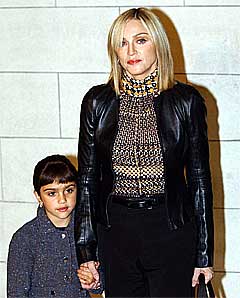 Madonna vil ikke at datteren Lourdes skal få se henne kline med Britney. Foto: Myung Jung Kim, AP.