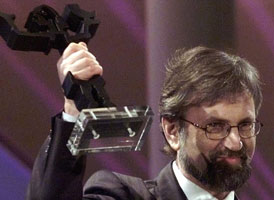 Torbjørn Færøvik fikk Bragprisen også i 1999, da for boken India - Stevnemøte med skjebnen" (Foto: Scanpix/Knut Fjeldstad) Torbjørn Færøvik fikk Bragprisen også i 1999, da for boken India - Stevnemøte med skjebnen" (Foto: Scanpix/Knut Fjeldstad)