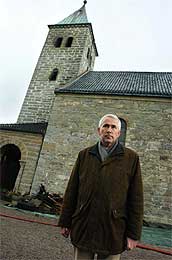 Sogneprest Thor Egil Abrahamsen, ved Gjerpen kirke. (Foto:Scanpix/Erlend Aas)