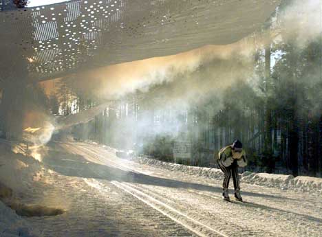 En skiløper på vei i røyken under VM i Kontiolahti i 1999. (Foto: AP/Scanpix)