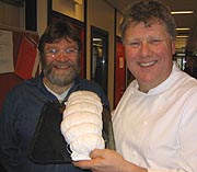 Radiokokk Arne Bredland og programleder Hans Robertsen.