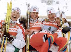 De norske kvinnelaget vant stafetten i Hochfilzen i 1999. (Foto: AP/Scanpix) 