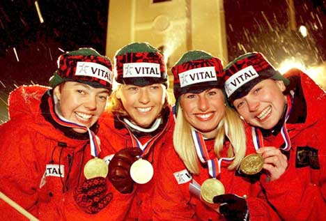 Det norske laget med medaljene de vant i VM i Osrblie i 1997. (Foto: NTB/Scanpix)