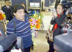 Maradona har lagt på seg en smule siden glansdagene. (Foto: Reuters/Scanpix) Maradona har lagt på seg en smule siden glansdagene. (Foto: Reuters/Scanpix)