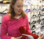- Dette er sko som er veldig trendy akkurat nå, sier skodesigner Ulla Chauton. Både når det gjelder sko og lekebiler er det en ting som gjelder: Å ligne rallymesteren Petter Solberg.