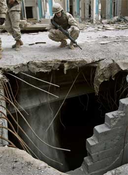 Amerikansk soldat ser på skader på Republikanergardens bygning /Scanpix/Reuters)