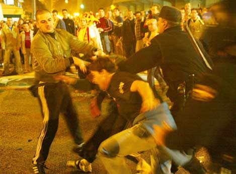 Politiet måtte gripe inn mot spanske supportere før kampen. (Foto: AP/Scanpix)