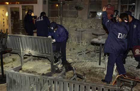 Etterforskere i arbeid i nattklubben som ble rammet av to granatangrep i går kveld. (Foto: AP-Scanpix)