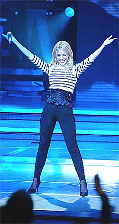 Kylie Minogue topper for tiden listene i Engladn med singelen 