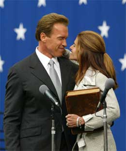 Ein stor dag for Arnold Schwarzenegger og kona Maria Schriver. (Reuters-foto)