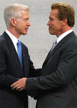 Avtroppande guvernør Gray Davis gratulerer Arnold Scwarzenegger. (AP-foto)