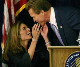 Også under talen måtte Maria Schriver kysse litt på guvernørmannen sin. (Reuters-foto)