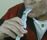 Statens legemiddelverk foreslår en ordning som innebærer at mange KOLS pasienter trolig vil miste retten til medisin. Foto: NRK Dagsrevyen Statens legemiddelverk foreslår en ordning som innebærer at mange KOLS pasienter trolig vil miste retten til medisin. Foto: NRK Dagsrevyen