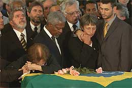 Moren til Sergio Vieira de Mellos i gråt ved sønnens båre. Til høyre bak henne Kofi Annan (Scanpix/(AP)