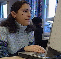 Ummuhan Gider har testet Linux og liker det godt. (foto: NRK) Ummuhan Gider har testet Linux og liker det godt. (foto: NRK)