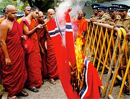 Noen av Sri Lankas 30.000 buddhist-munker er kritiske til den norske fredsmeklingen (Foto Scanpix/AP) Noen av Sri Lankas 30.000 buddhist-munker er kritiske til den norske fredsmeklingen (Foto Scanpix/AP)