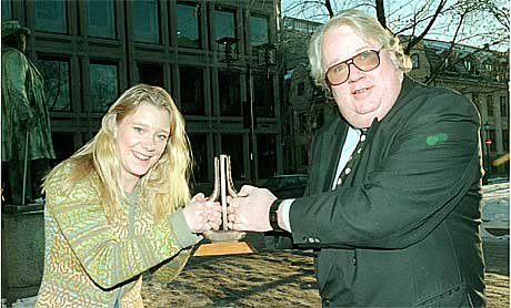 Knut Borge var spellemannsvert for NRK1 i mange år. her sammenn med Vera Micaelsen. Nå blir det blues på P2. Foto: Erik Johansen, Scanpix. Knut Borge var spellemannsvert for NRK1 i mange år. her sammenn med Vera Micaelsen. Nå blir det blues på P2. Foto: Erik Johansen, Scanpix.