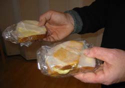 Fylkesskattesjefen i Oppland verdsette slike matpakker til 150 kroner stykket. Fylkesskattesjefen i Oppland verdsette slike matpakker til 150 kroner stykket.
