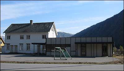 Gamleskulen i Gaupne. (Foto: Ottar Starheim, NRK  2003)