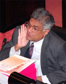 Statsminister Ranil Wickremesinghe var uenig i kritikk fra presidentens støttespiller i dag. (Foto: AP/Scanpix) Statsminister Ranil Wickremesinghe var uenig i kritikk fra presidentens støttespiller i dag. (Foto: AP/Scanpix)