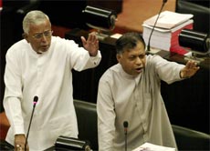 Uro og munnghuggeri i nasjonalforsamlingen i Sri Lanka i dag. (Foto: Reuters/Scanpix) Uro og munnghuggeri i nasjonalforsamlingen i Sri Lanka i dag. (Foto: Reuters/Scanpix)