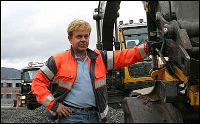Entreprenr Magne Hafstad ved ei av gravemaskinene i maskinparken hans. (Foto: Arild Nyb  2003)