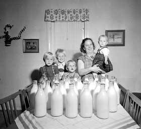 Mjølk var ein viktig ingrediens i kosthaldet i 1956. Ein familie med fire barn, drakk gjerne opp 32 flasker i uka. Foto: Scan-Foto: Sv. A. Børretzen.