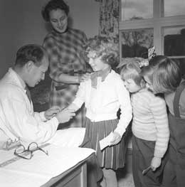 Poliovaksine av barn tok til i 1956. Foto: Scanpix.
