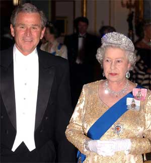 Dronningen og Bush under gårsdagens middag i Buckingham Palace. (Foto: Scanpix / AFP / John Stillwell)