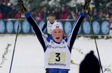 Kine Beate Bjørnås går i mål som stafettvinner for Varden i NM i 2002 (Foto: Scanpix/Thomas Bjørnflaten)