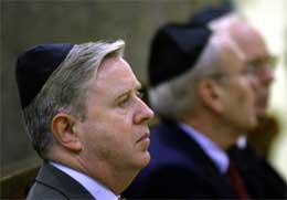 EU-parlamentets president Pat Cox besøkte i går også Fredssynagogen i Strasbourg. Har foran sin tale (Scanpix/AP) EU-parlamentets president Pat Cox besøkte i går også Fredssynagogen i Strasbourg. Har foran sin tale (Scanpix/AP)